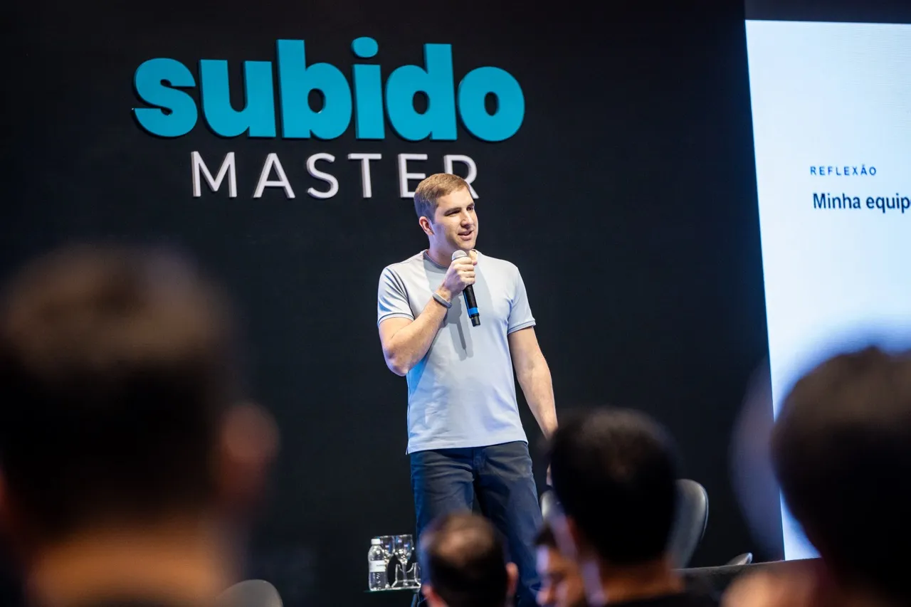 Cássio Prado palestrando para a plateia do Subido Master
